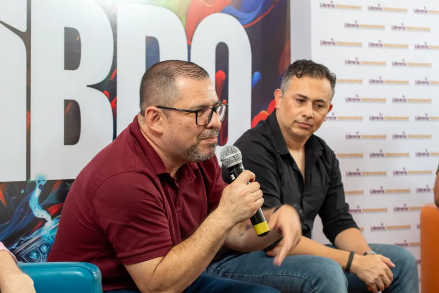 Conversatorio de autores en el Festival del Libro de Lincoln Plaza, Moravia