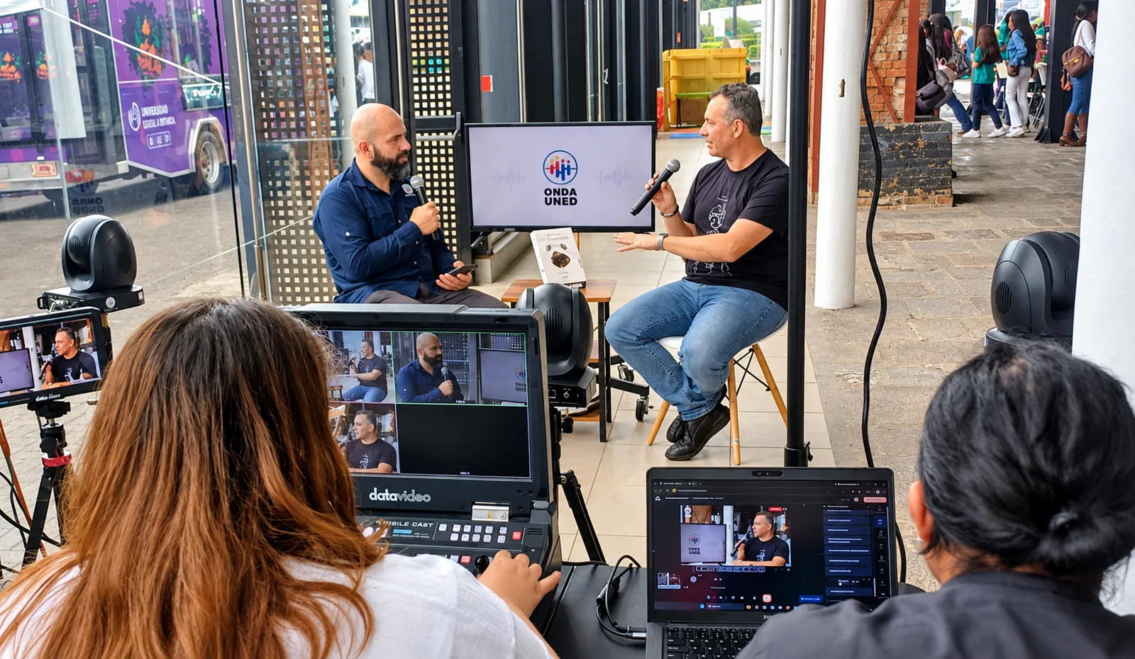 El set de Onda UNED en la FIL 2026 durante la entrevista de José Navarro a Mario Young
