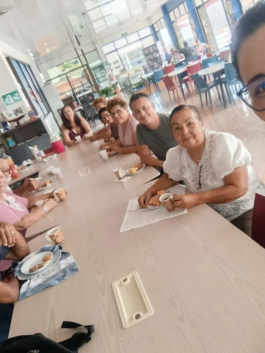 Integrantes del club de lectura alrededor de la mesa