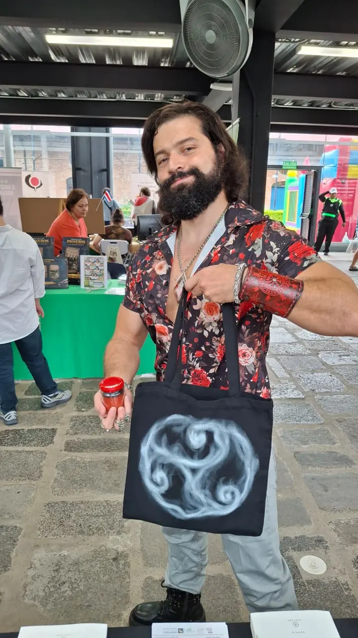 Lector con el Bolso Trisquel de El Entierro