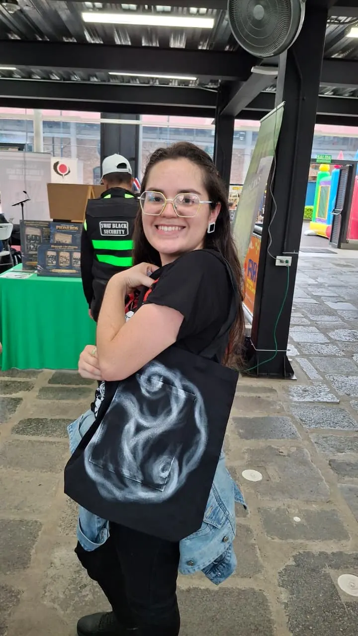 Lectora con el Bolso Trisquel de El Entierro