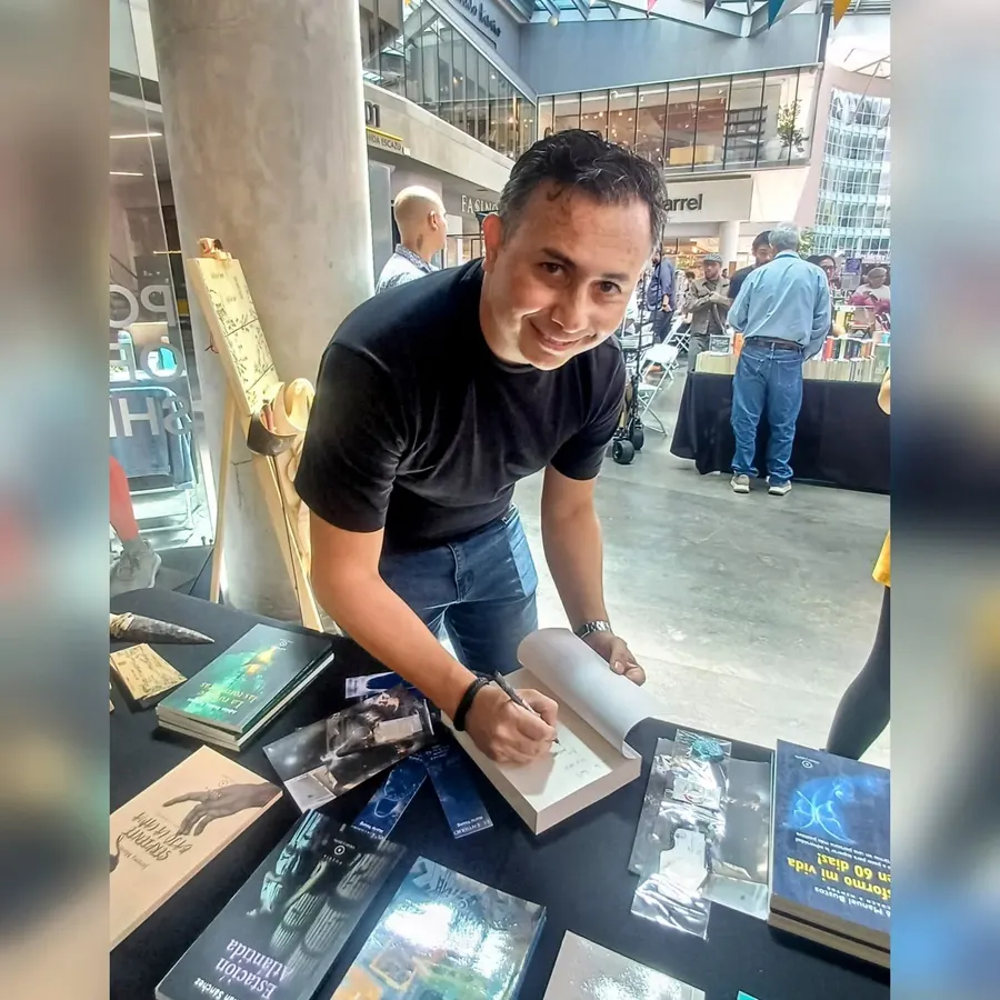 Mario Young firma un ejemplar de El Entierro en Bookafest 2026