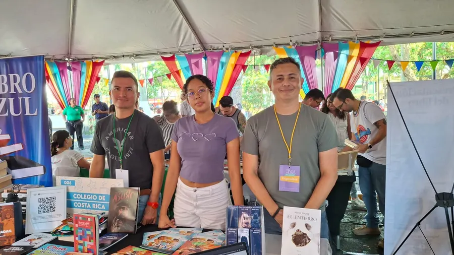 Mario Young junto a Francisco Elizondo, del Colegio de Costa Rica, y la autora Nahomy Barrantes