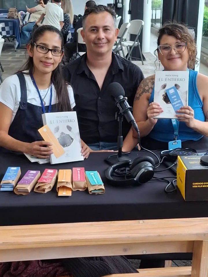 Mario Young junto a las conductoras del pódcast Página Cero en la FIL 2026