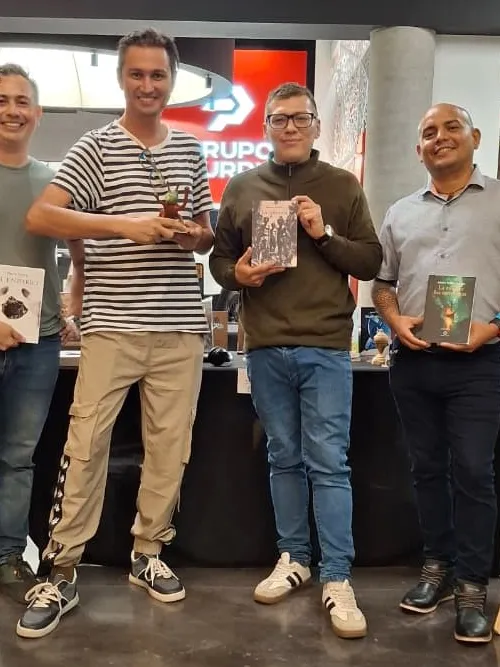 Mario Young junto a Soren Vargas, Steven Cubillo y Adrián Robles en Bookafest