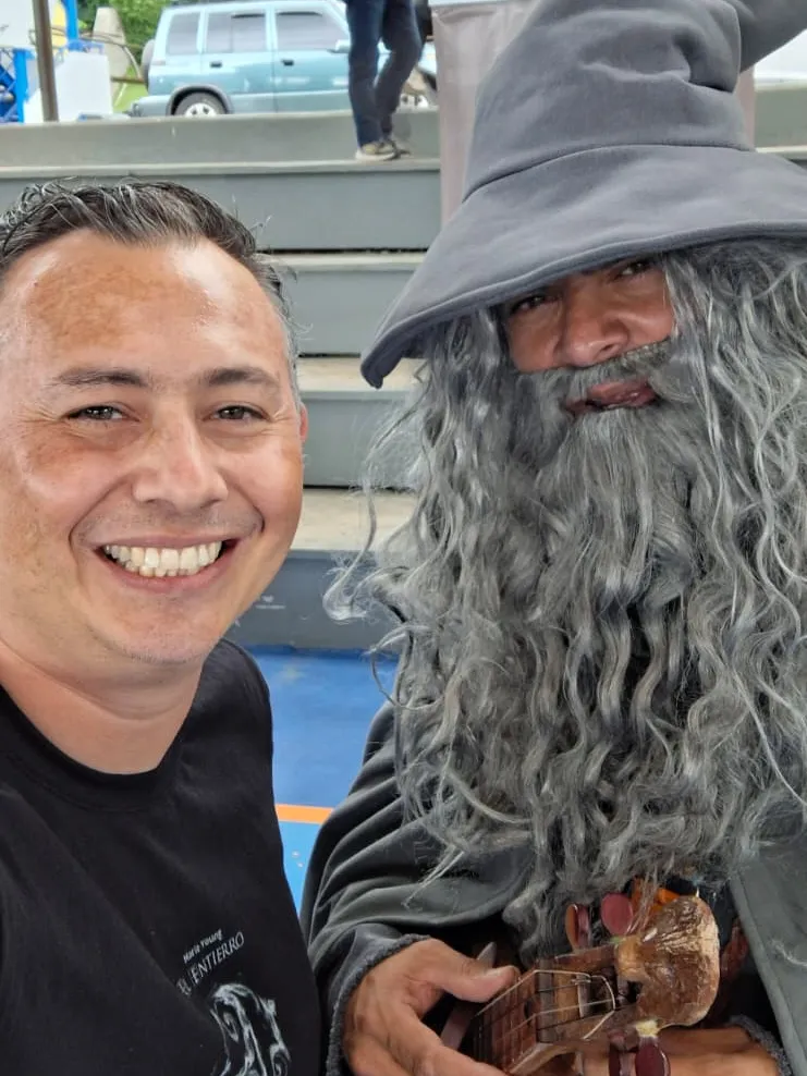 Mario Young junto a un asistente disfrazado de mago