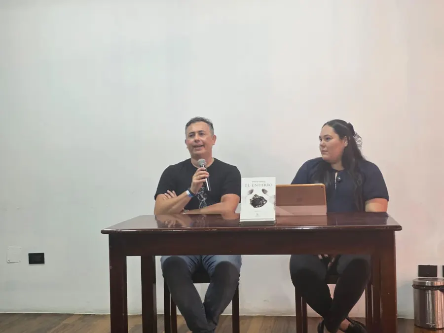 Mario Young y Natalia Vargas conversan sobre El Entierro y el terror criollo en la Fiesta de la Lectura 2026