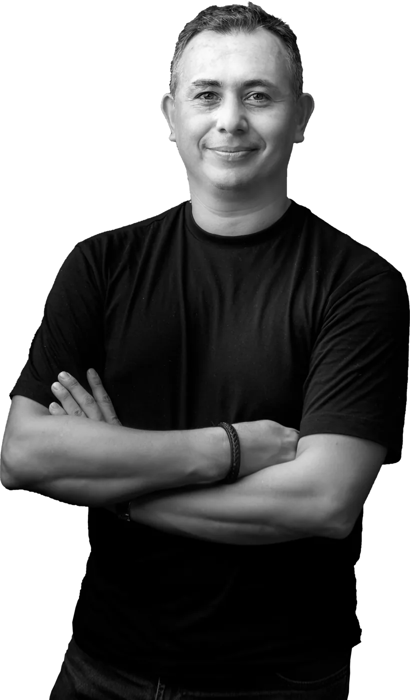 Retrato de Mario Young con los brazos cruzados, en blanco y negro
