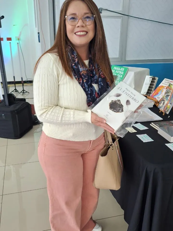 Una colega arquitecta con su ejemplar de El Entierro